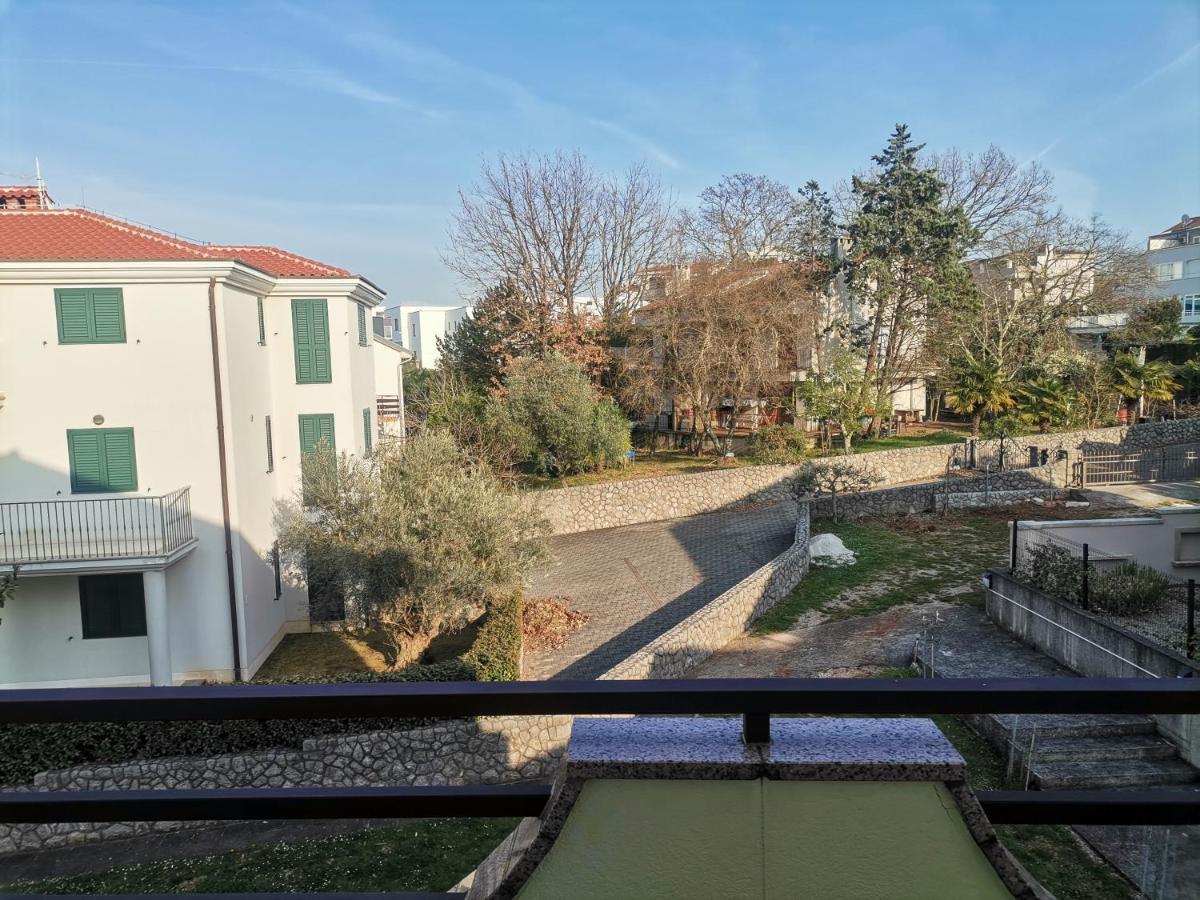 Apartments Petrica Малинска Экстерьер фото